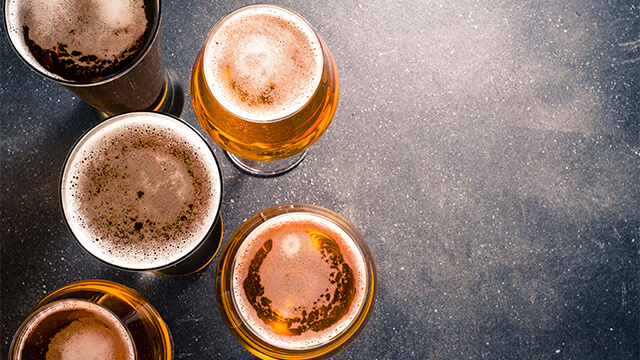 beer_glasses_on_dark_table