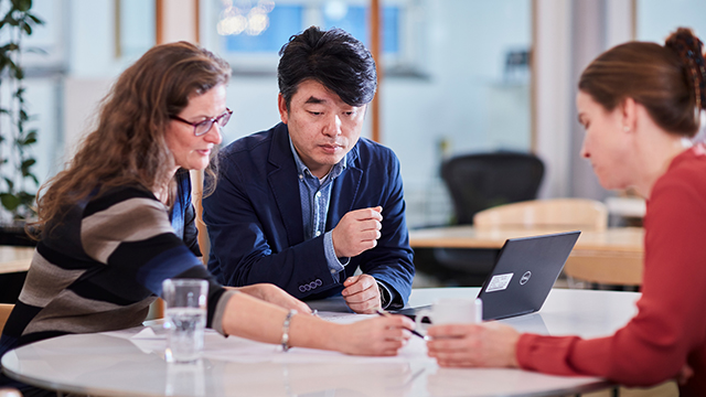 process-experts-discussing-at-table.jpg